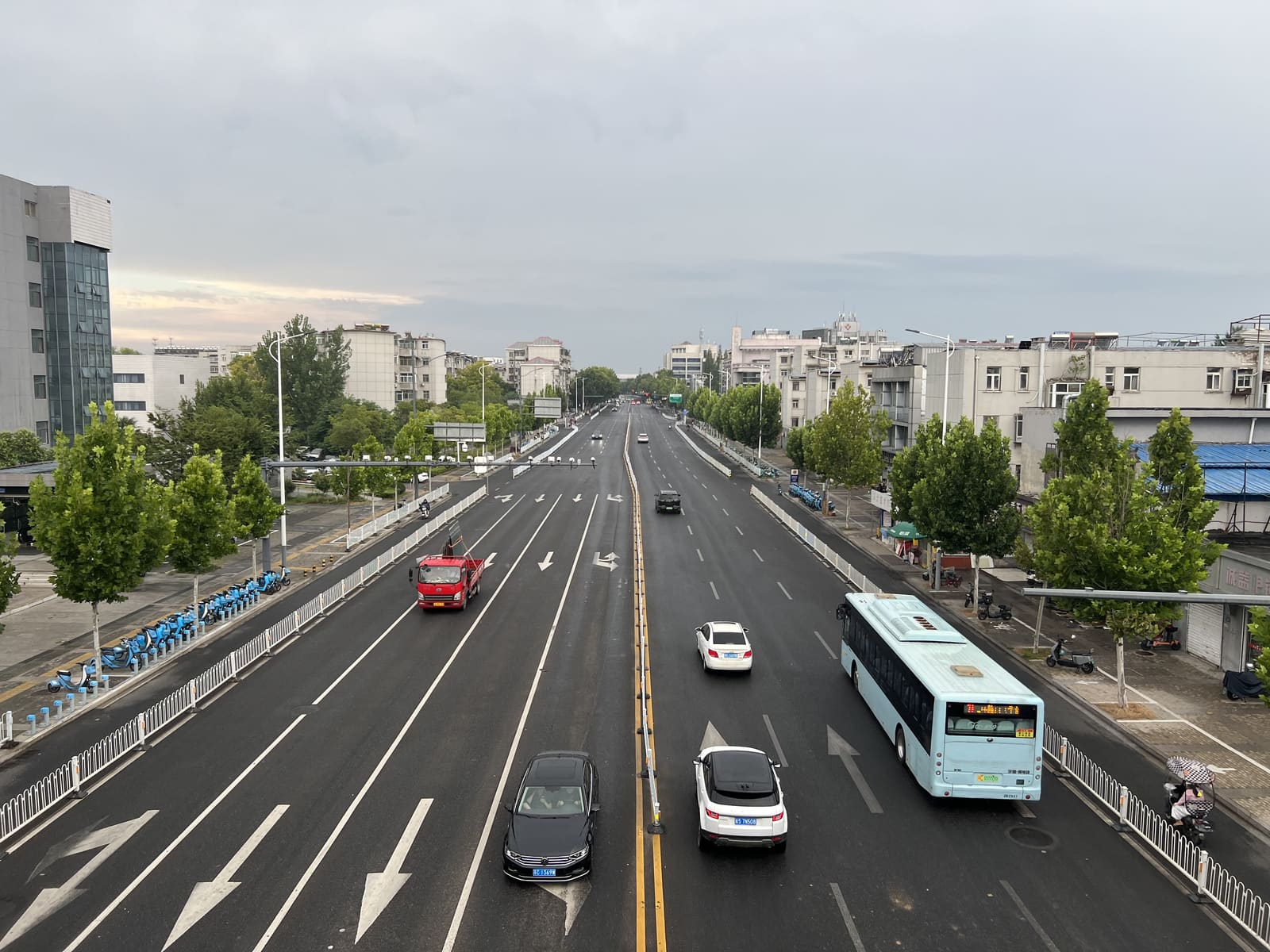 站在和平大桥俯瞰道路